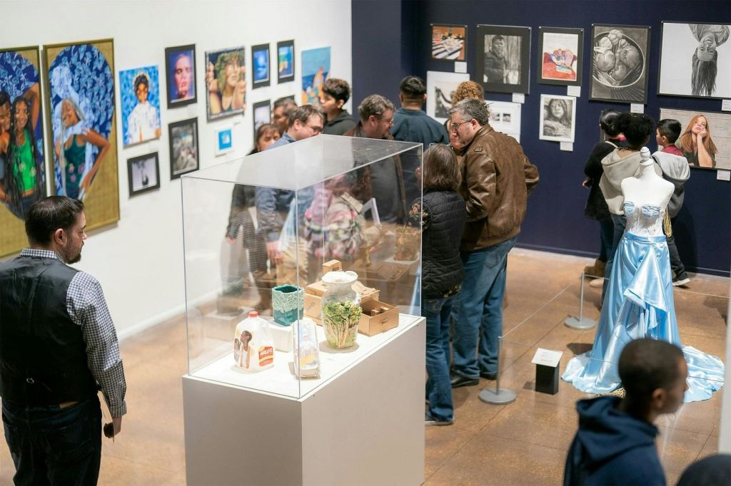 조각품과 예술품을 감상할 수 있는 스콜라스틱 갤러리의 공중 전망과 일부 게스트의 작품 감상