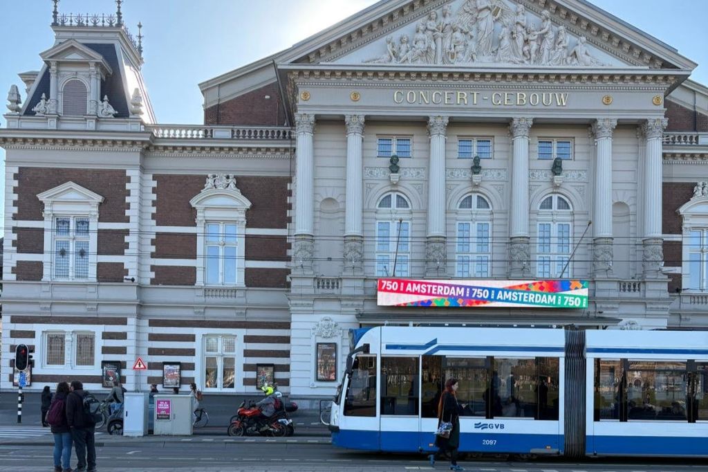 도보 거리에 암스테르담의 상징적인 명소가 있습니다.