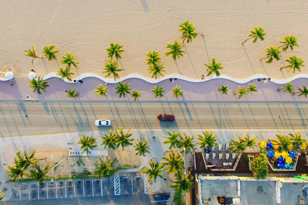 해변에서 즐기는 공중 사진 촬영