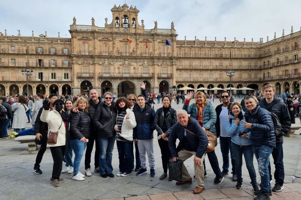 살라망카의 주요 광장에서 그룹을 이뤄보세요