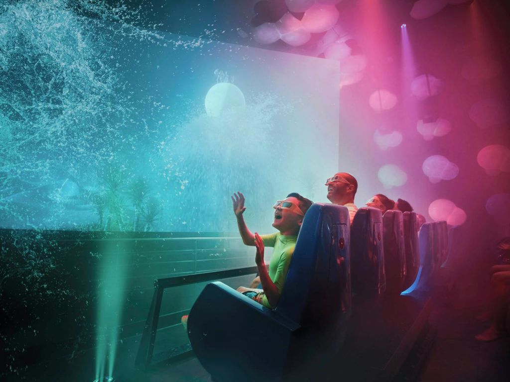 파란색 테마의 자전거를 탄 사람들은 해파리가 있는 수중 장면으로 둘러싸인 물 튀김과 다채로운 조명 효과를 경험합니다.