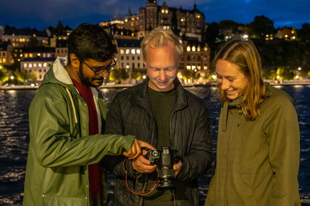 산책 중 촬영한 사진에 대해 후기를 남기는 게스트