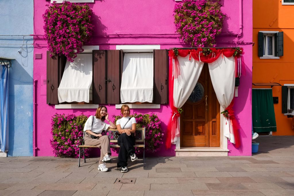 다채로운 색상의 집을 지나 인스타그램에서 스냅 사진을 찍을 수 있는 배경을 만들어보세요!