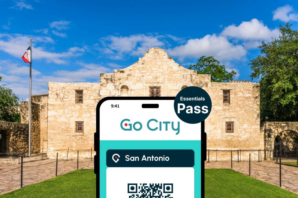 푸른 하늘 아래 알라모의 이미지가 겹쳐진 'Go City San Antonio Essentials Pass' QR 코드가 표시된 휴대전화.