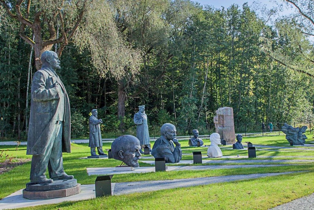 나무를 배경으로 잔디가 우거진 잔디밭에 여러 개의 동상과 역사적 인물의 흉상이 있는 야외 공원.