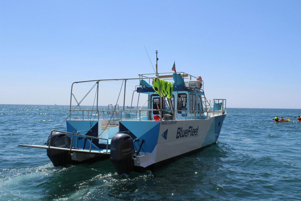 카약을 물에 띄우는 데 도움이 되는 경사로