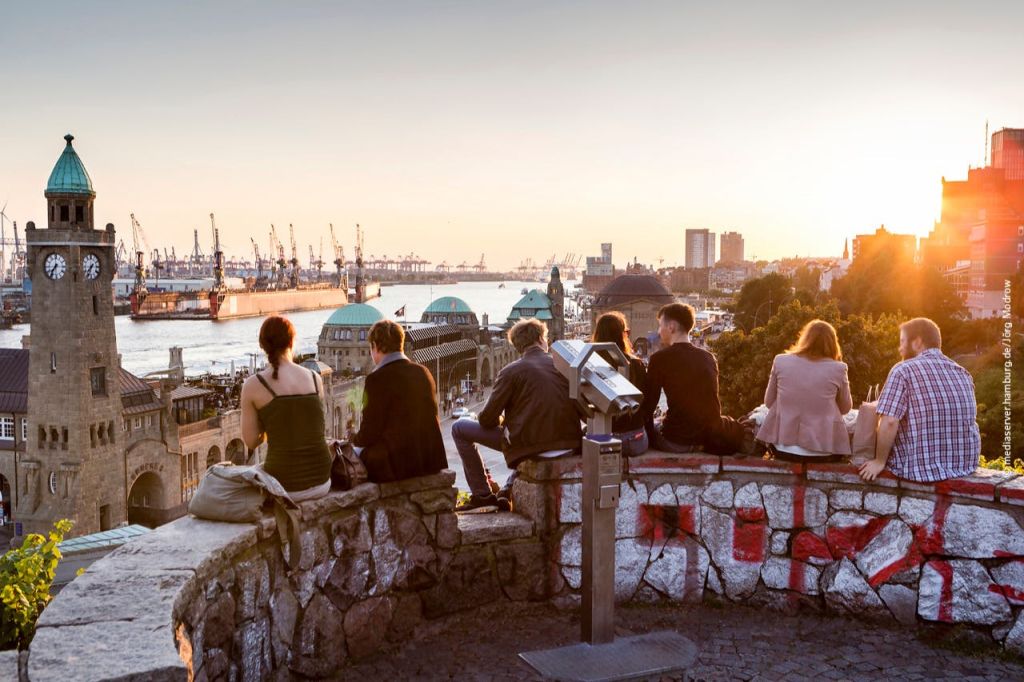 스틴트팡에서 항구의 상륙교를 바라보는 풍경