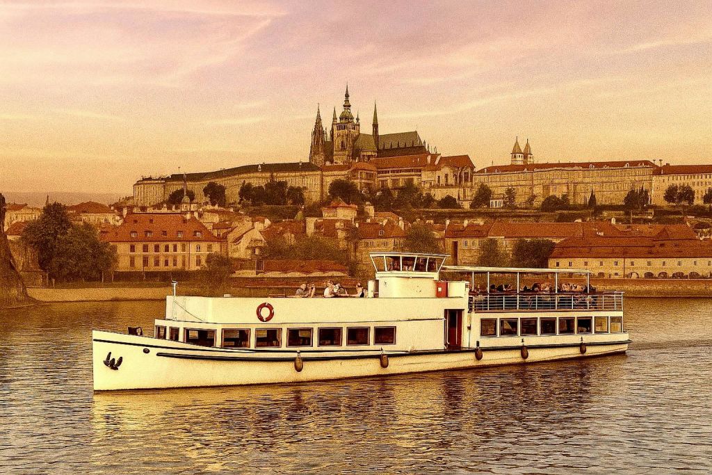 해설과 간식, 음료가 있는 역사적인 보트 투어