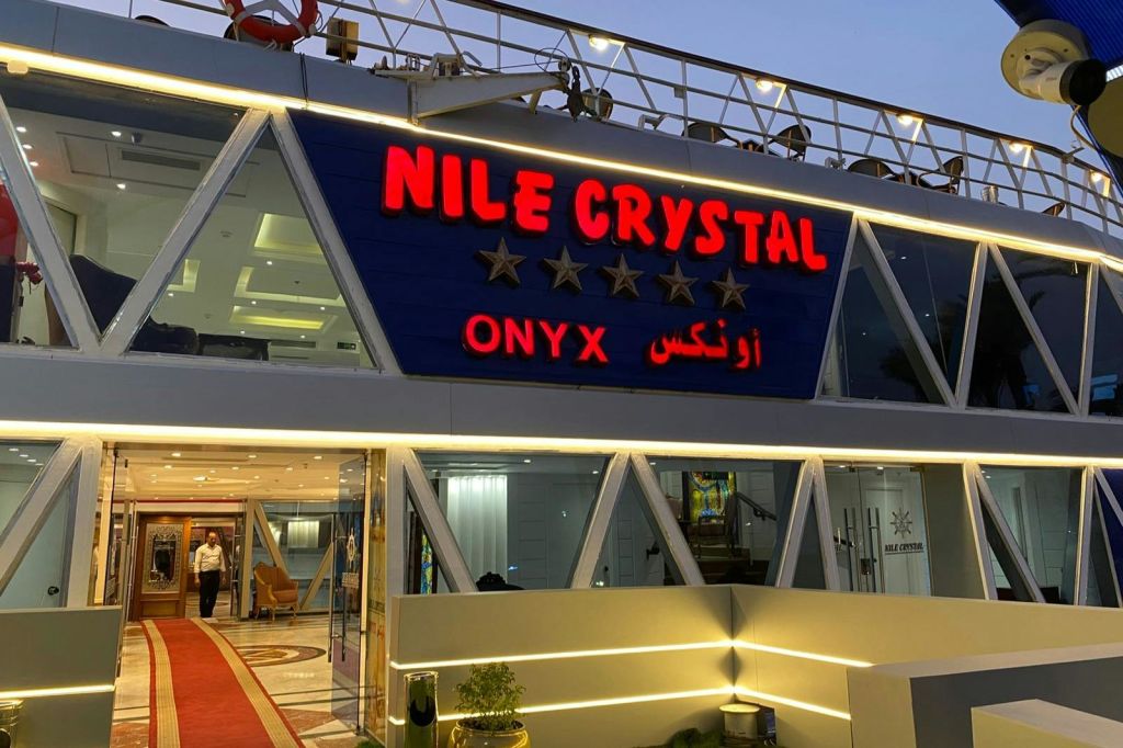 카이로의 나일강에서 즐기는 디너 크루즈는 저녁 시간을 보내는 멋진 방법입니다.