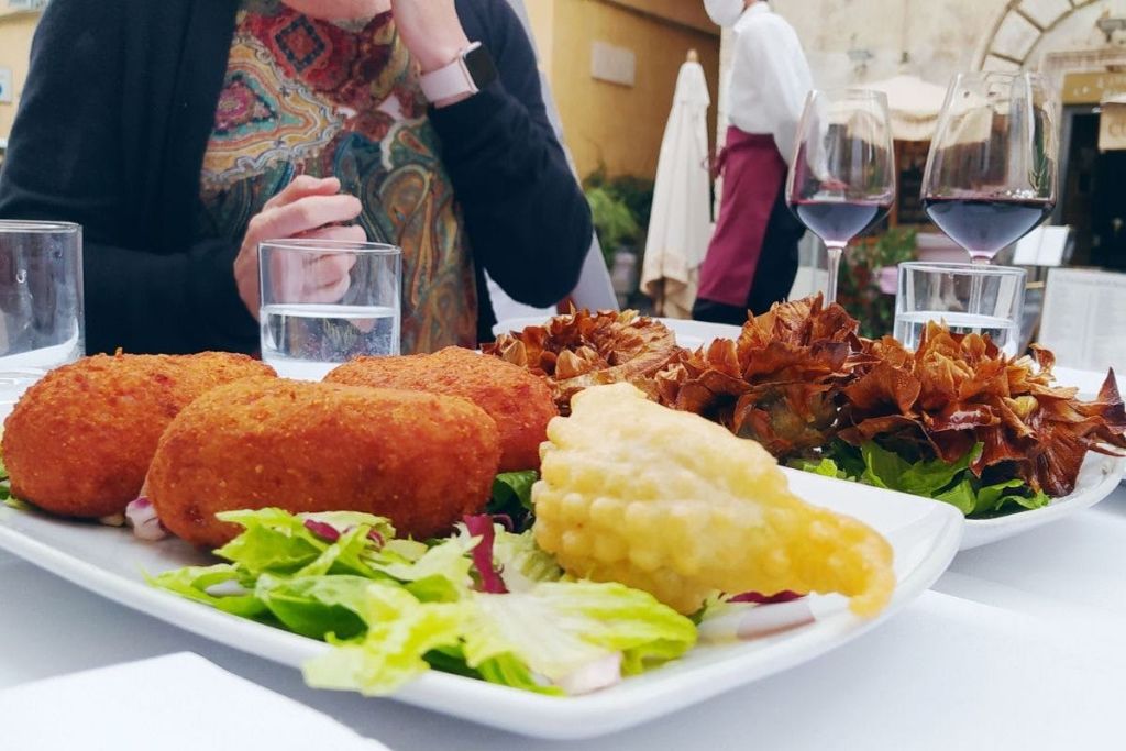 로마 미식 투어에서 최고의 로마 특산품을 맛보세요.