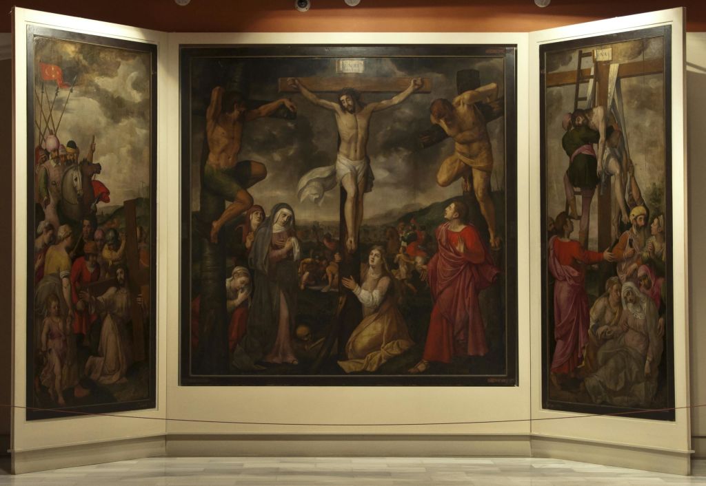 예수님의 십자가에 못 박히신 모습을 그린 삼각형 그림으로, 측면 패널에는 지지하는 인물이 나타납니다. 어둡고 극적인 톤이 지배적입니다.