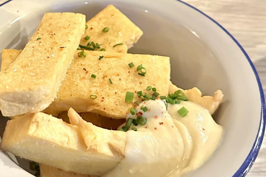 파란색 테두리가 있는 흰색 접시에 담긴 마르세유 전통 요리