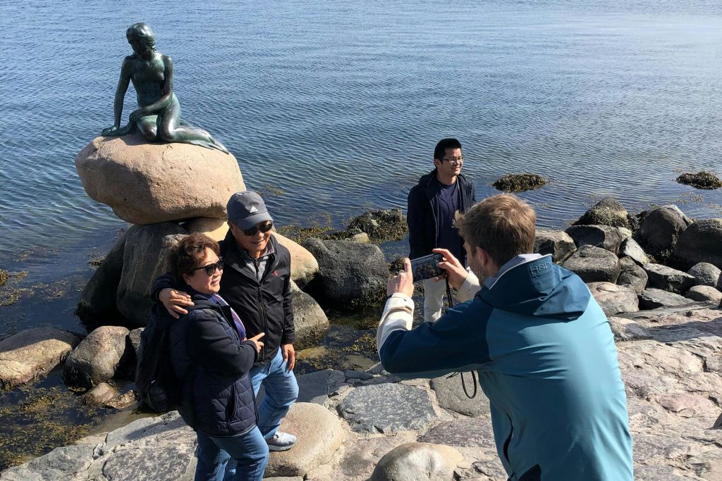 인어공주 공원에서 게스트의 모습을 사진으로 남기는 가이드