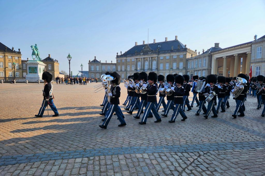 공급자가 아말리엔보르 궁전의 경비병을 교체했습니다.
