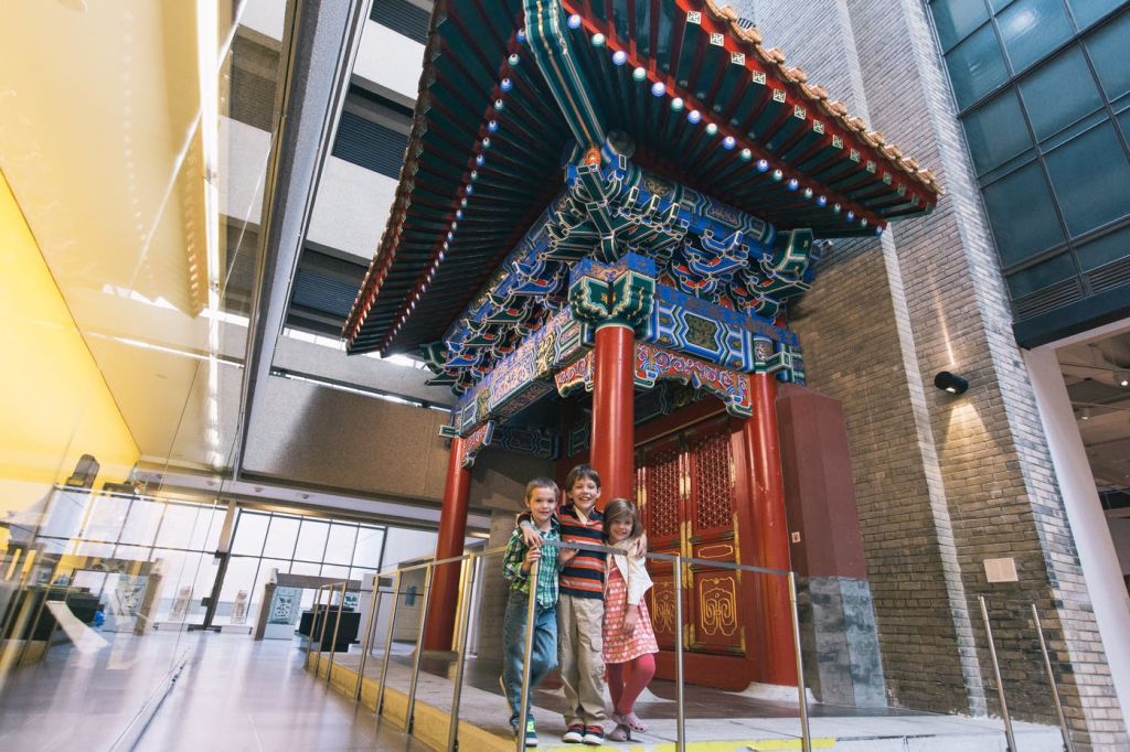 ROM은 중국 이외의 지역에서 가장 큰 중국 건축 유물 컬렉션을 보유하고 있습니다.