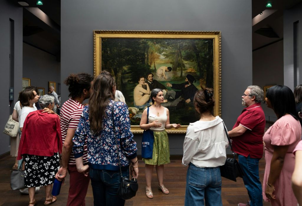 마네의 그림 '데쥬네르 수르에르베' 앞에서 가이드와 소규모 그룹 만나기