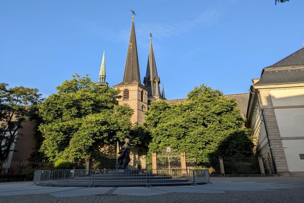 대성당 근처의 클레어퐁텐 광장.