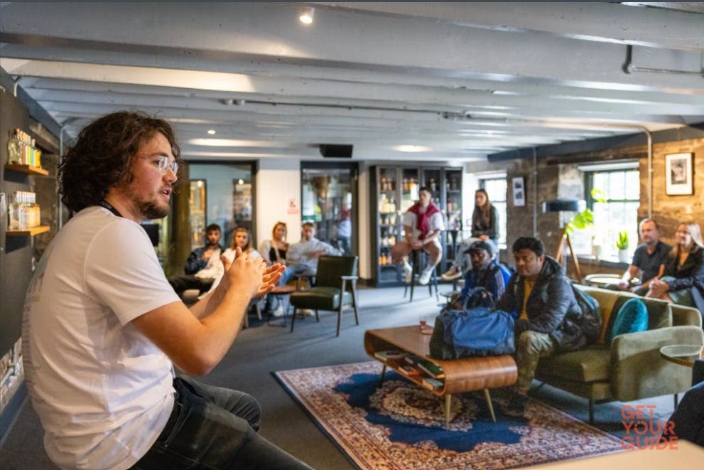 라운지의 그룹 투어