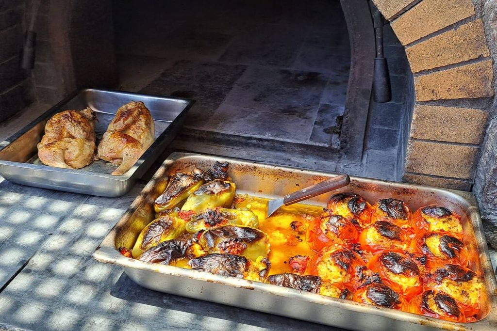 가족을 위한 타베르나에서 즐기는 크레타 전통 음식