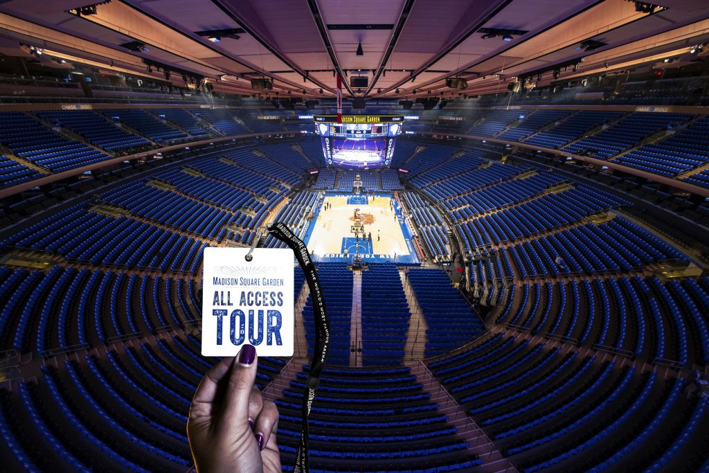 농구 코트와 파란색 좌석이 있는 빈 매디슨 스퀘어 가든이 내려다보이는 "올 액세스 투어" 패스를 손에 들고 있습니다.