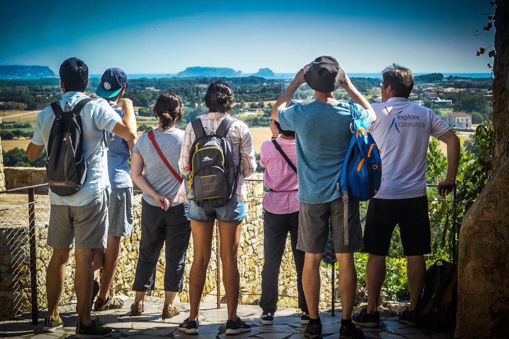 지로나와 코스타 브라바 투어에서 팔스를 바라보세요.