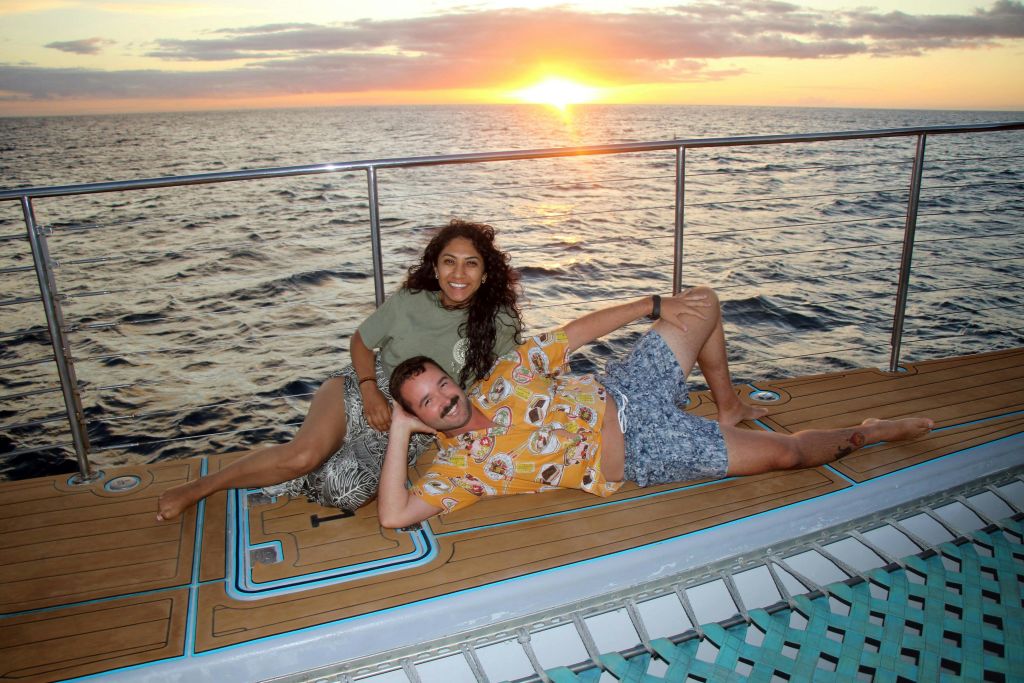 분위기를 즐기는 게스트 2명