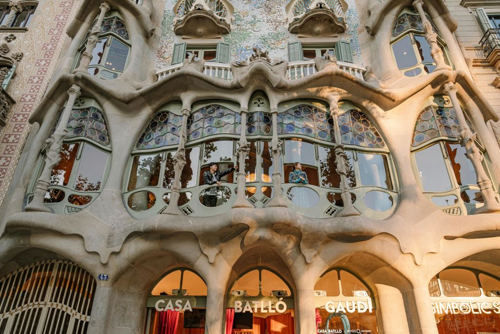 안토니오 가우디가 설계한 건물인 카사 바트요의 정면에는 화려한 창문, 유기적인 모양, 장식적인 디테일이 있습니다.