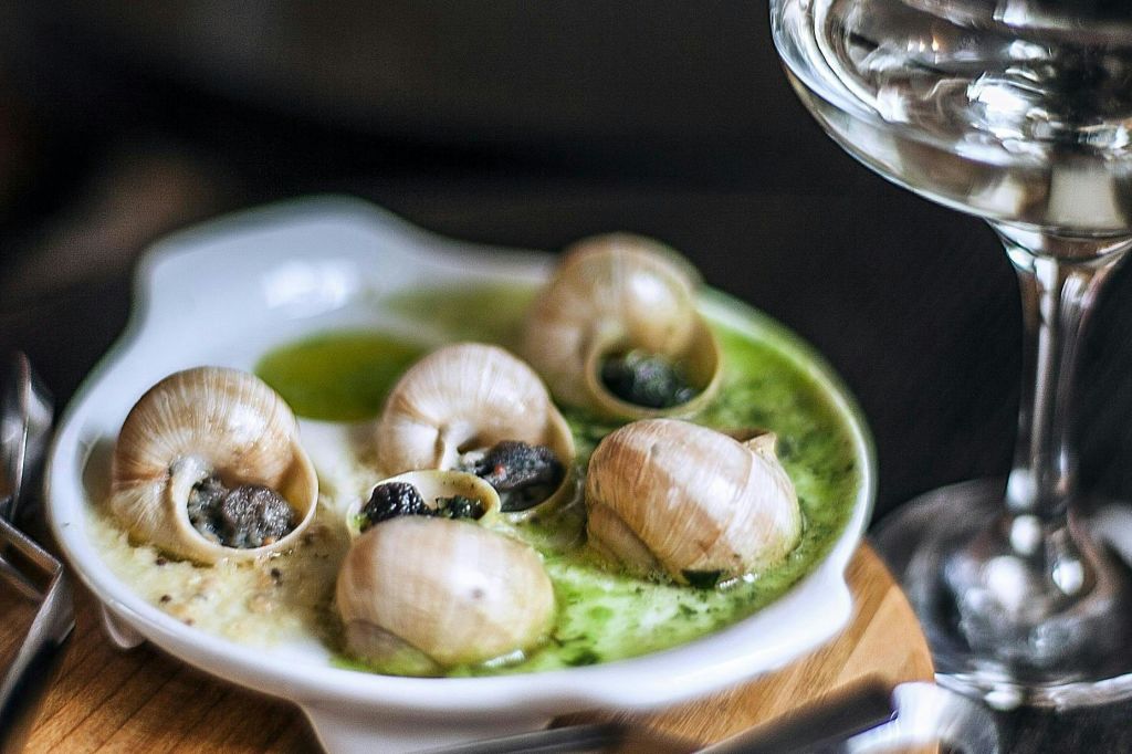 후회하지 않을 경험은 마늘 소스를 곁들인 에스카르고를 맛보는 것입니다.