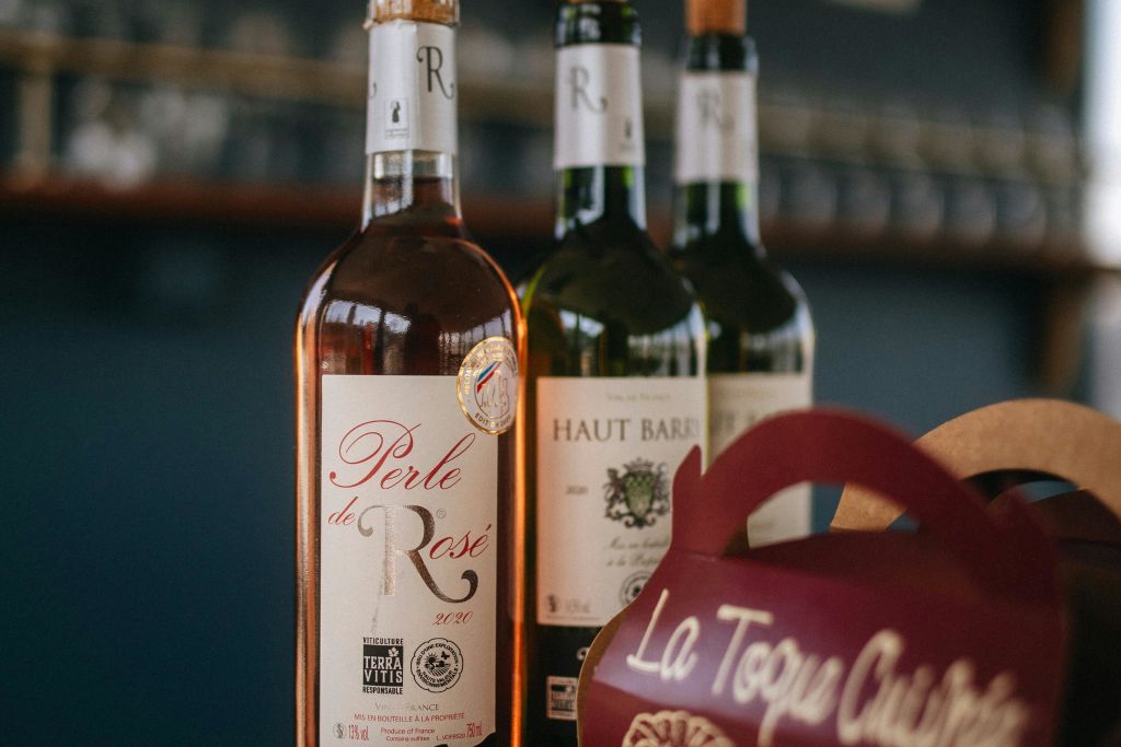 와인 또는 청량음료 및 카넬 무료 제공