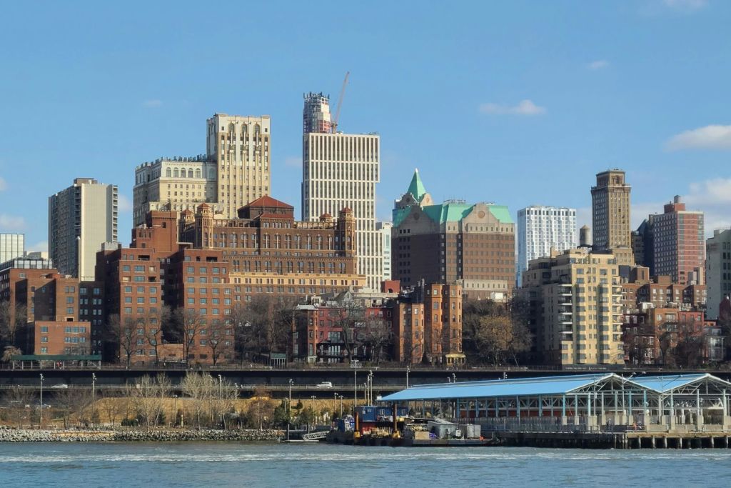 보트에서 브루클린 하이츠 전망 감상하기