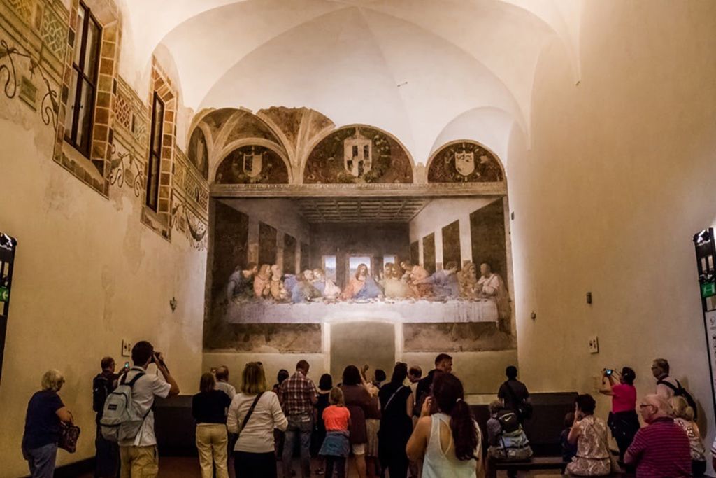 레오나르도 다빈치 (Leonardo da Vinci) 의 "최후의 만찬 (The Last Supper)" 벽화를 보고 있는 한 무리의 사람들.