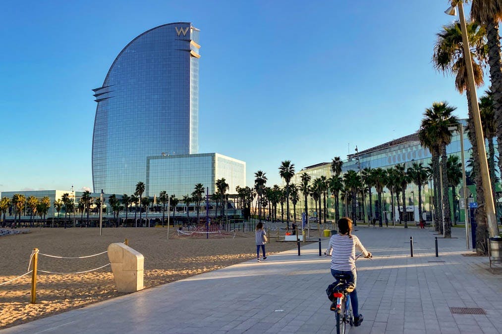 해변, 야자수, 유명한 W 바르셀로나 호텔이 있는 라 바르셀로네타.