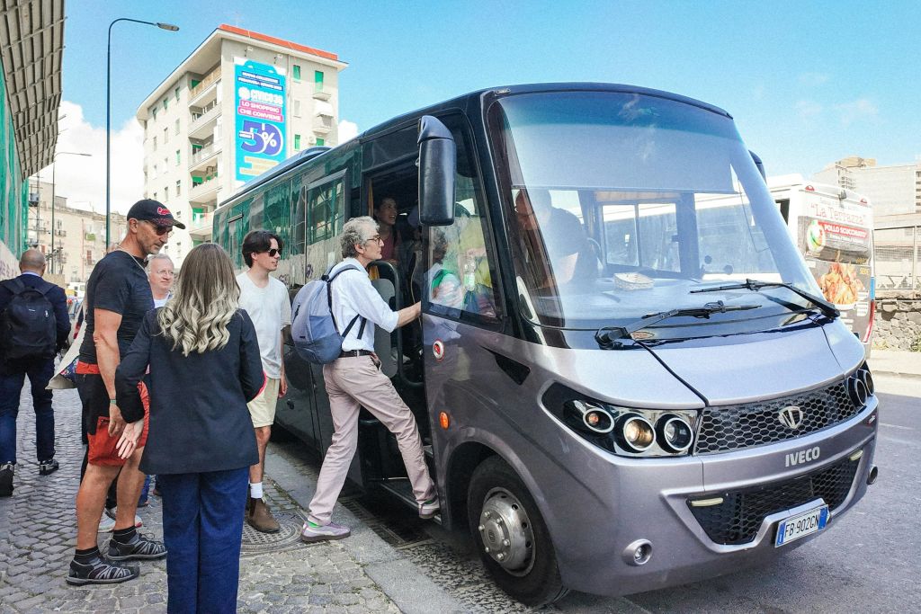 나폴리에서 베수비오로 가는 버스.