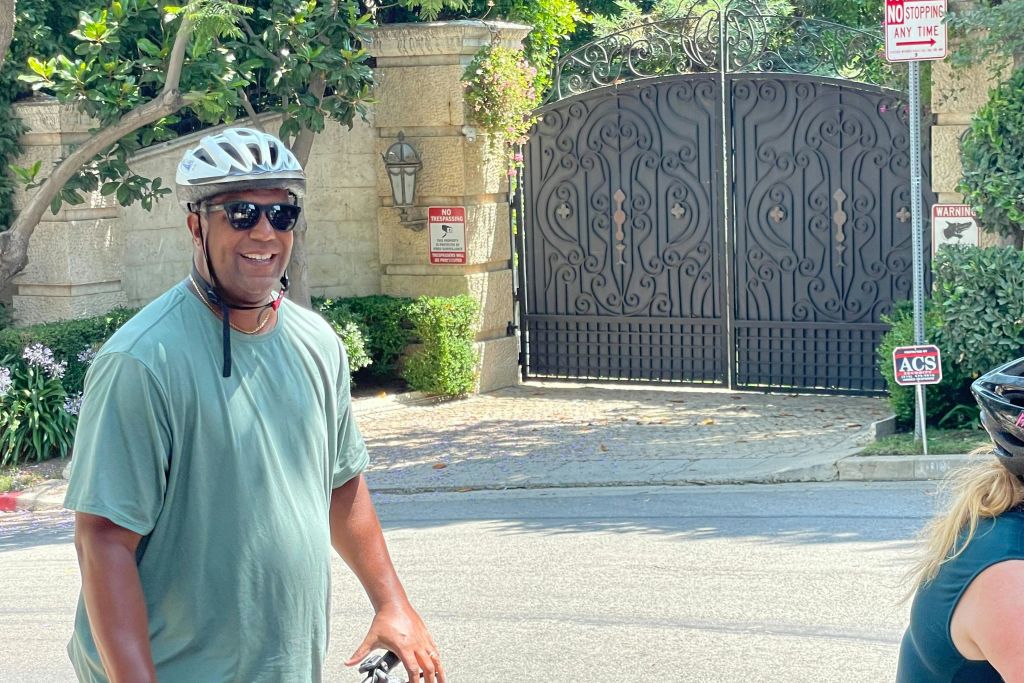 돌아가신 미셸 잭슨의 집 밖에서 간단히 사진 촬영하기