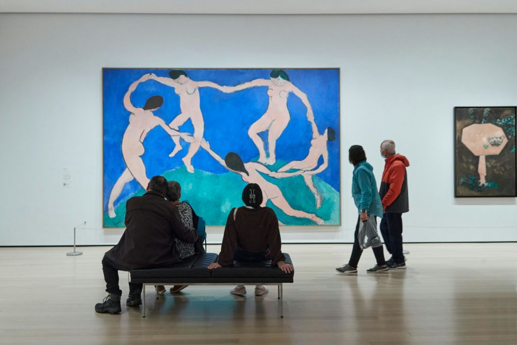 뉴욕의 뉴욕현대미술관 (MoMA) 에서 마티스 그림을 감상하는 방문객들