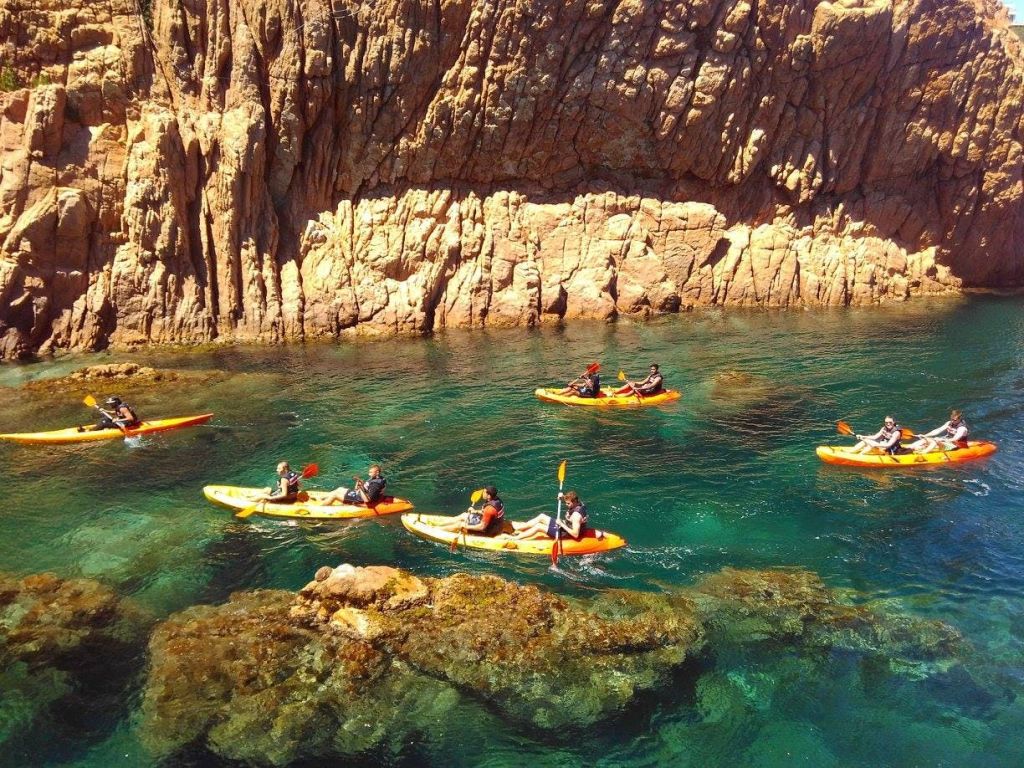 코스타 브라바의 높은 절벽