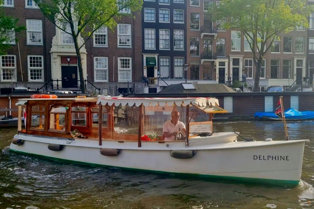 살롱 보트 델핀 선장