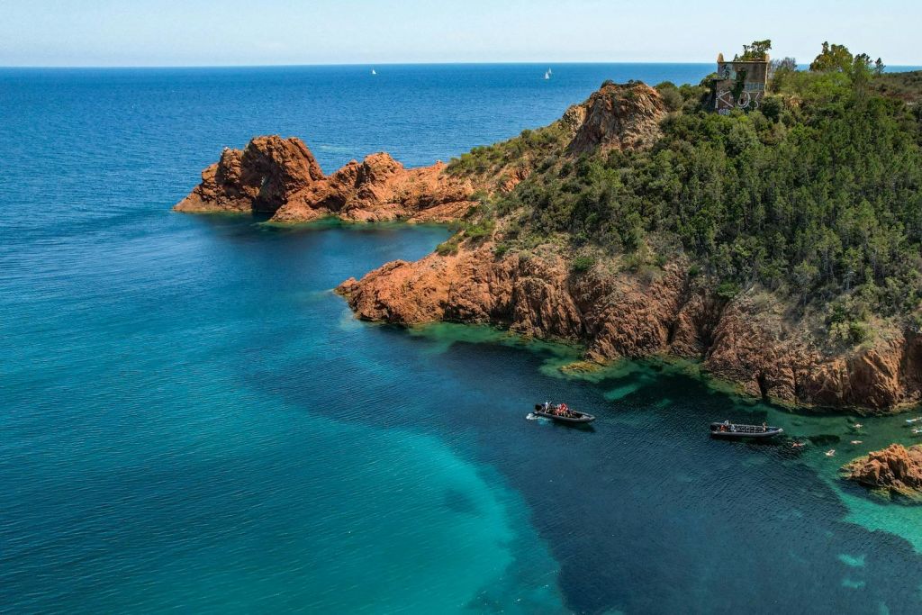 지상에서 접근하기 어려운 경치를 감상하세요.