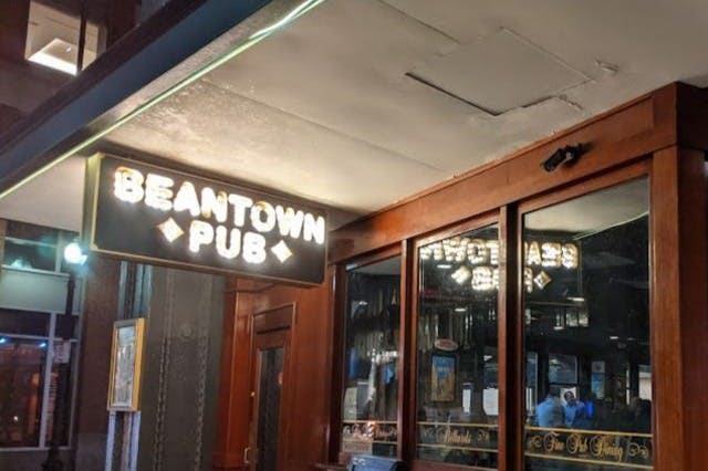 빈타운 펍 야간 입장 사진