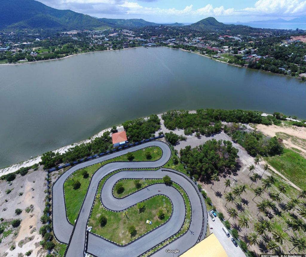 녹지와 호수로 둘러싸인 구불구불한 고카트 트랙으로 산과 마을의 먼 풍경을 감상할 수 있습니다.