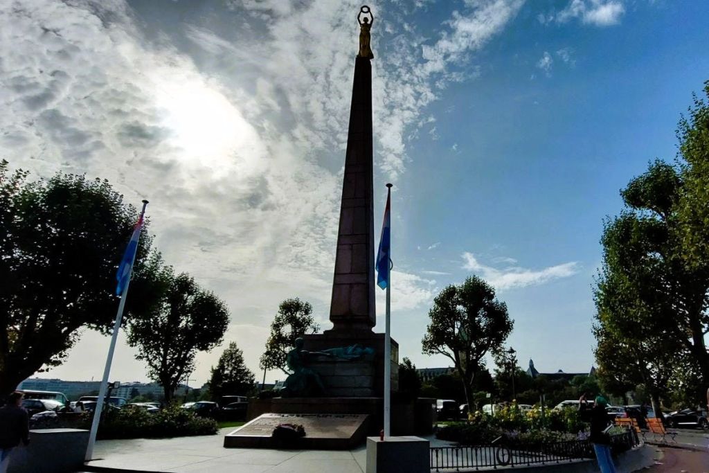 헌법 광장 및 겔르프라 기념관, 어퍼시티