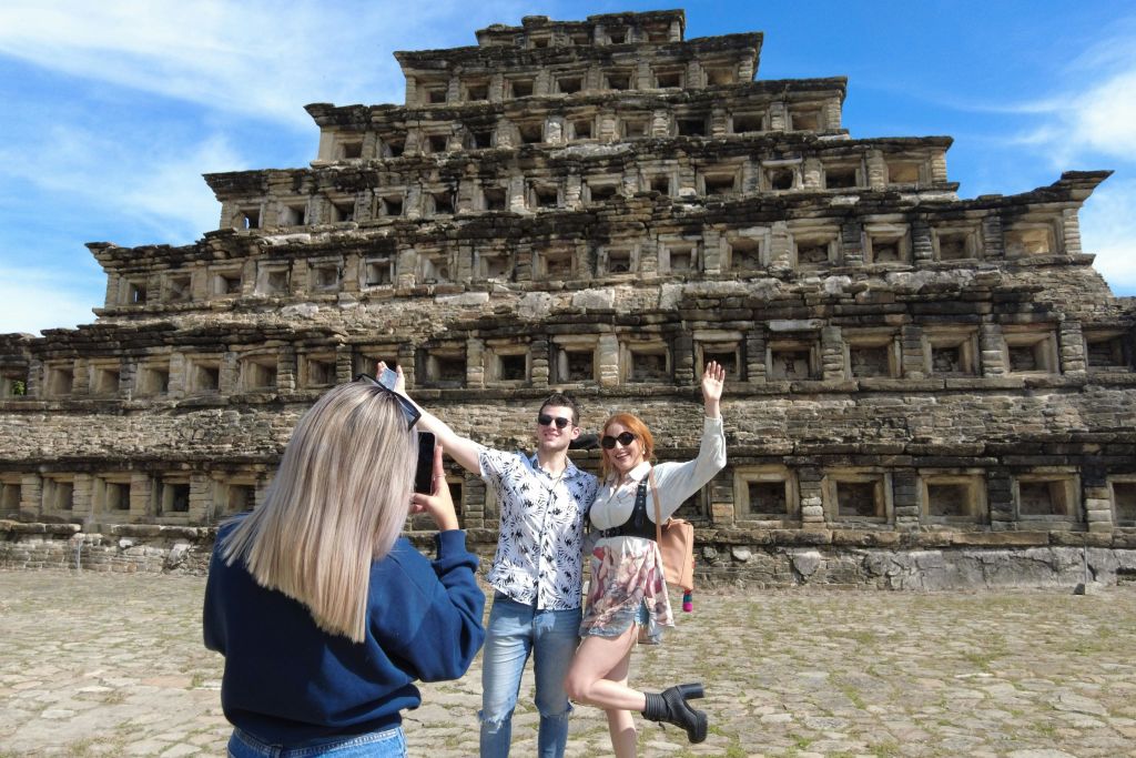 틈새의 피라미드