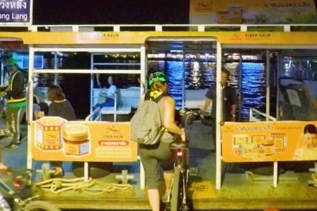 현지인과 함께 리버 페리를 타고 웅장한 차오프라야강을 가로지르는 평화로운 경치를 즐겨보세요.