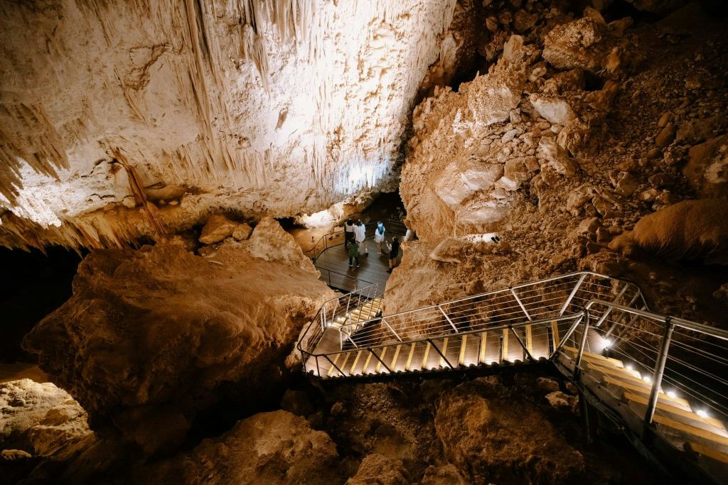 보석 동굴의 벽과 천장을 장식하는 아름다운 크리스탈 지층