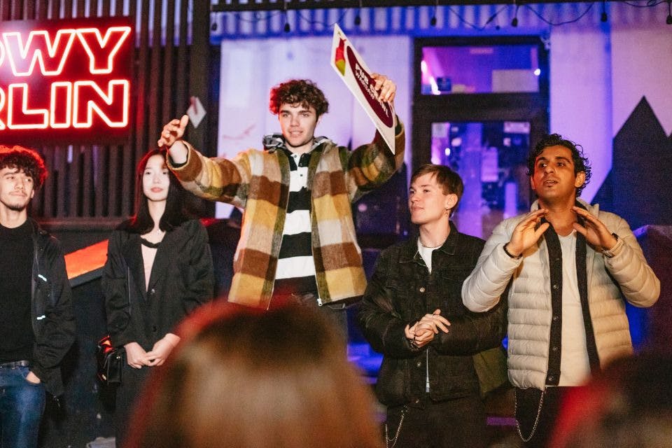 일행과 이야기를 나누는 펍 투어 가이드