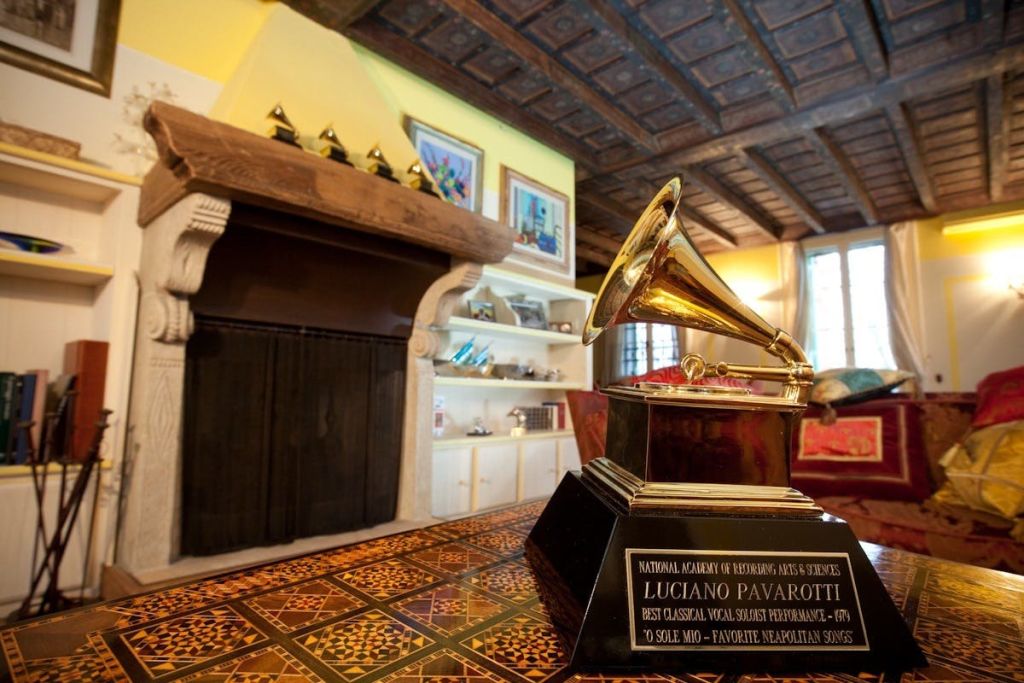 파바로티 하우스 박물관에 전시된 루치아노 파바로티에게 수여