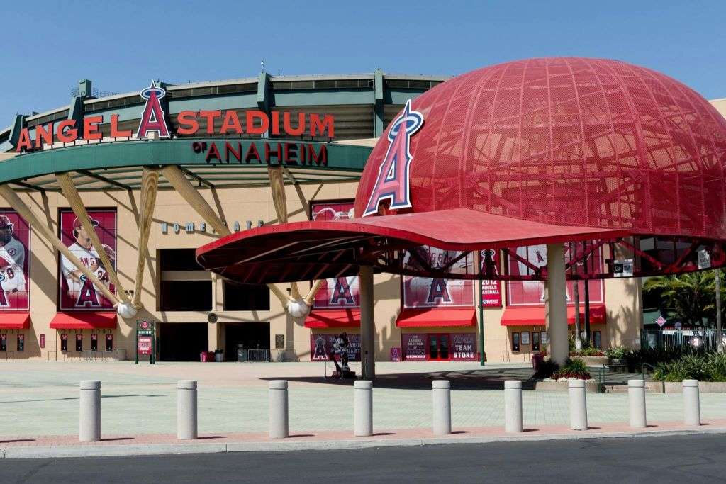 화창한 날 빨간 헬멧 구조와 경기장 표지판이 있는 애너하임 엔젤 스타디움 입구.