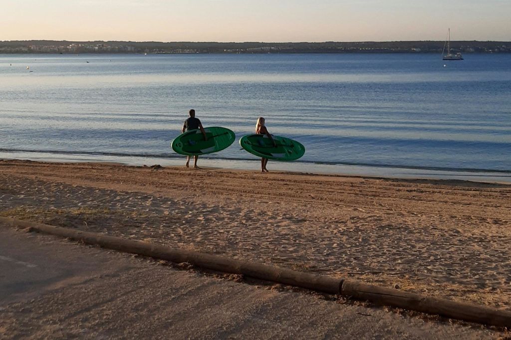 칸파스티야 해변에서 스탠드업 패들보딩 즐기기