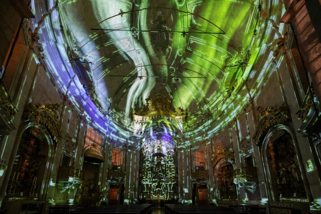 이그레하두스클레리고스에서 열리는 스피리투스 멀티미디어 쇼