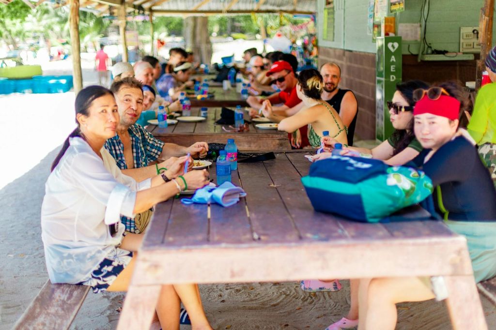 신선한 제철 과일과 함께 맛있는 태국식 뷔페 점심 식사를 즐겨보세요.